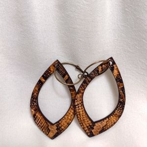 Adorable earrings 👀